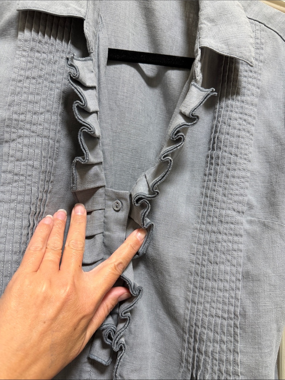 Women’s Ruffle-Front Denim Button-Up - Picture 4 of 6